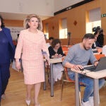 La gerente regional de Salud, Violeta Martínez Pindado, y la directora general de Personal y Desarrollo Profesional, Sonsoles García Rodríguez, presentan el Programa de Fidelización de Residentes 2025