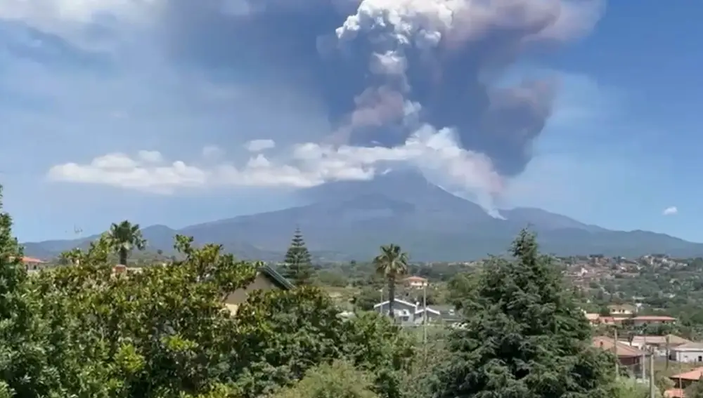 El volcán italiano Etna registra una potente erupción con coladas piroclásticas
