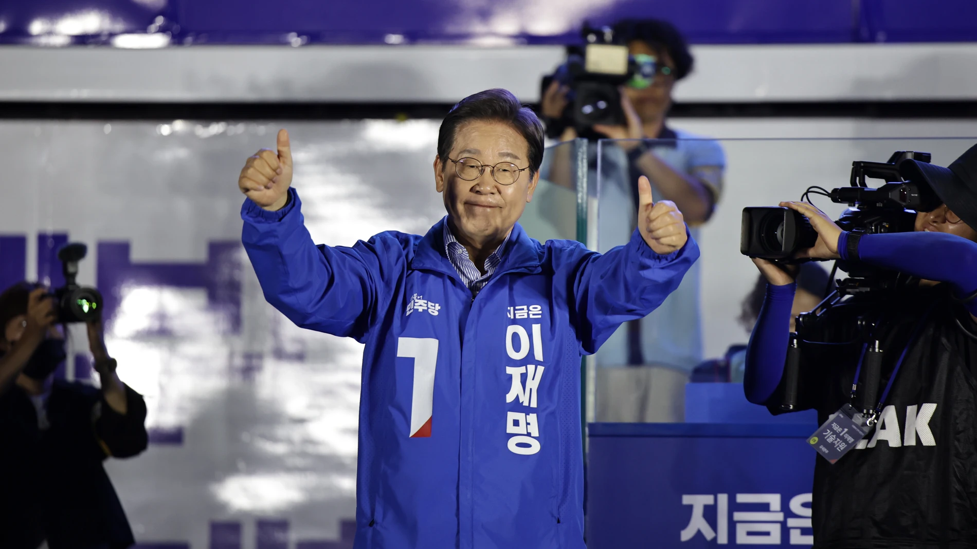Seoul (South Korea), 02/06/2025.- Democratic Party presidential candidate Lee Jae-myung gestures during his final campaign rally for the South Korean presidential election in Seoul, South Korea, 02 June 2025. South Korea will hold its presidential election on 03 June 2025. (Elecciones, Corea del Sur, Seúl) EFE/EPA/ANDRES MARTINEZ CASARES