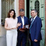 La presidenta de la Comunidad de Madrid, Isabel Díaz Ayuso, visita por primera vez Velintonia, la casa del Premio Nobel de Literatura Vicente Aleixandre, tras su adquisición en subasta judicial p