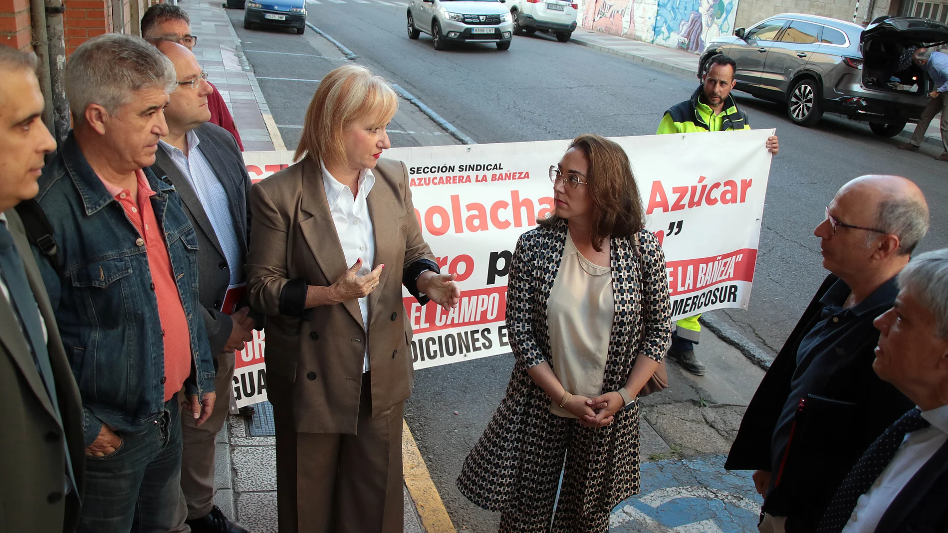 Las consejeras Leticia García y González Corral antes de reunirse con el comité de empresa de la planta de Azucarera de La Bañeza y con su alcalde, Javier Carreras de Blas