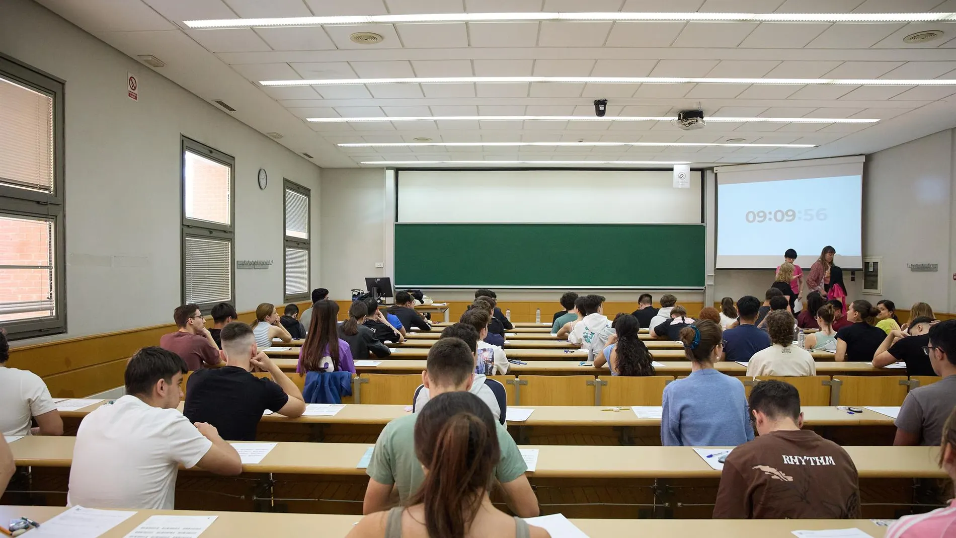 Imagen de un aula con estudiantes examinándose