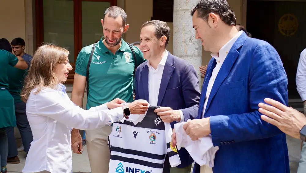 El presidente de la Diputación de Valladolid, Conrado Íscar, recibe a los campeones