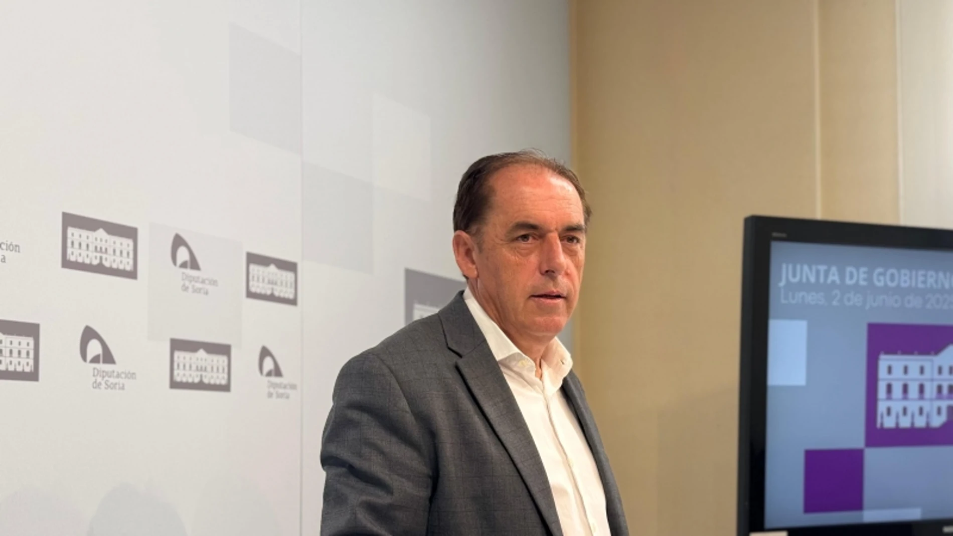 El presidente de la Diputación de Soria, Benito Serrano, explica los acuerdos de la Junta de Gobierno