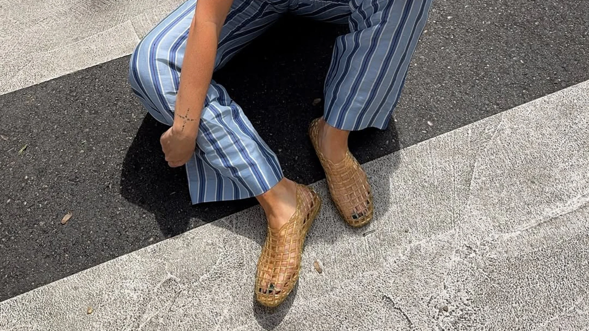 Influencer con bailarinas jelly.