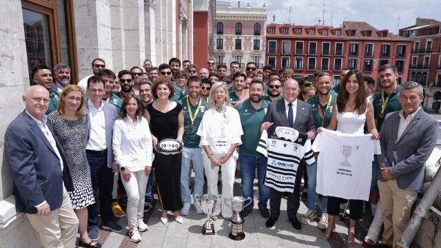 El alcalde de Valladolid, Jesús Julio Carnero, y la corporación municipal rinde homenaje a la plantilla y directivos del Inexo El Salvador