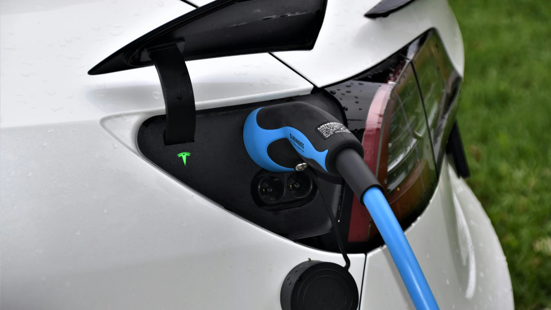 Un coche de Tesla cargando