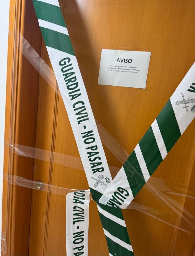 El aseo precintado en las dependencias de la Guardia Civil