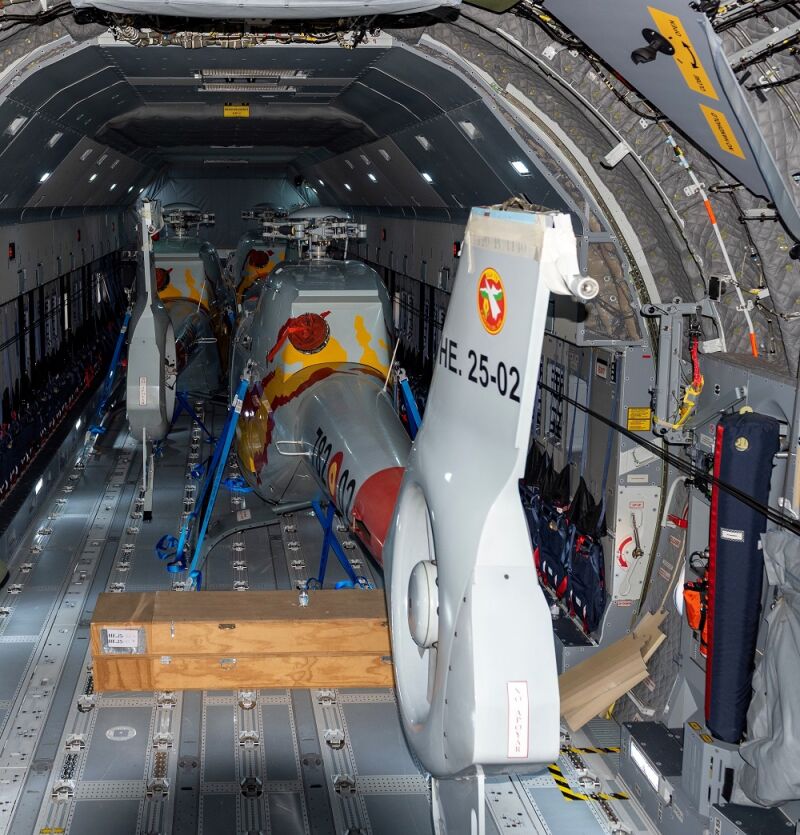 Imagen del helicóptero acrobático ya dentro del A-400M