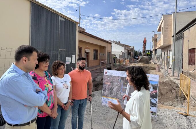 El director general del Agua, José Sandoval, y la alcaldesa de Puerto Lumbreras, María Ángeles Túnez, visitan las obras de mejora de la red de saneamiento en la localidad.