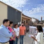 El director general del Agua, José Sandoval, y la alcaldesa de Puerto Lumbreras, María Ángeles Túnez, visitan las obras de mejora de la red de saneamiento en la localidad.