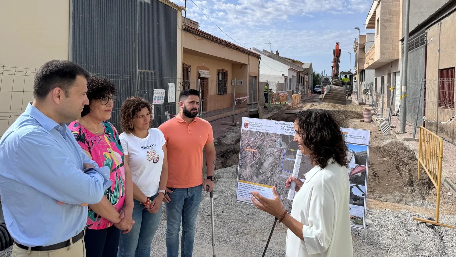 El director general del Agua, José Sandoval, y la alcaldesa de Puerto Lumbreras, María Ángeles Túnez, visitan las obras de mejora de la red de saneamiento en la localidad.