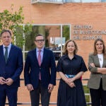 Xosé Bustelo, Gracía, Carbayo, Juan Manuel Corchado, Eloisa del Pino, Rocío Lucas; y Eugenio Santos, antes de participar en el 25 Aniversario del centro