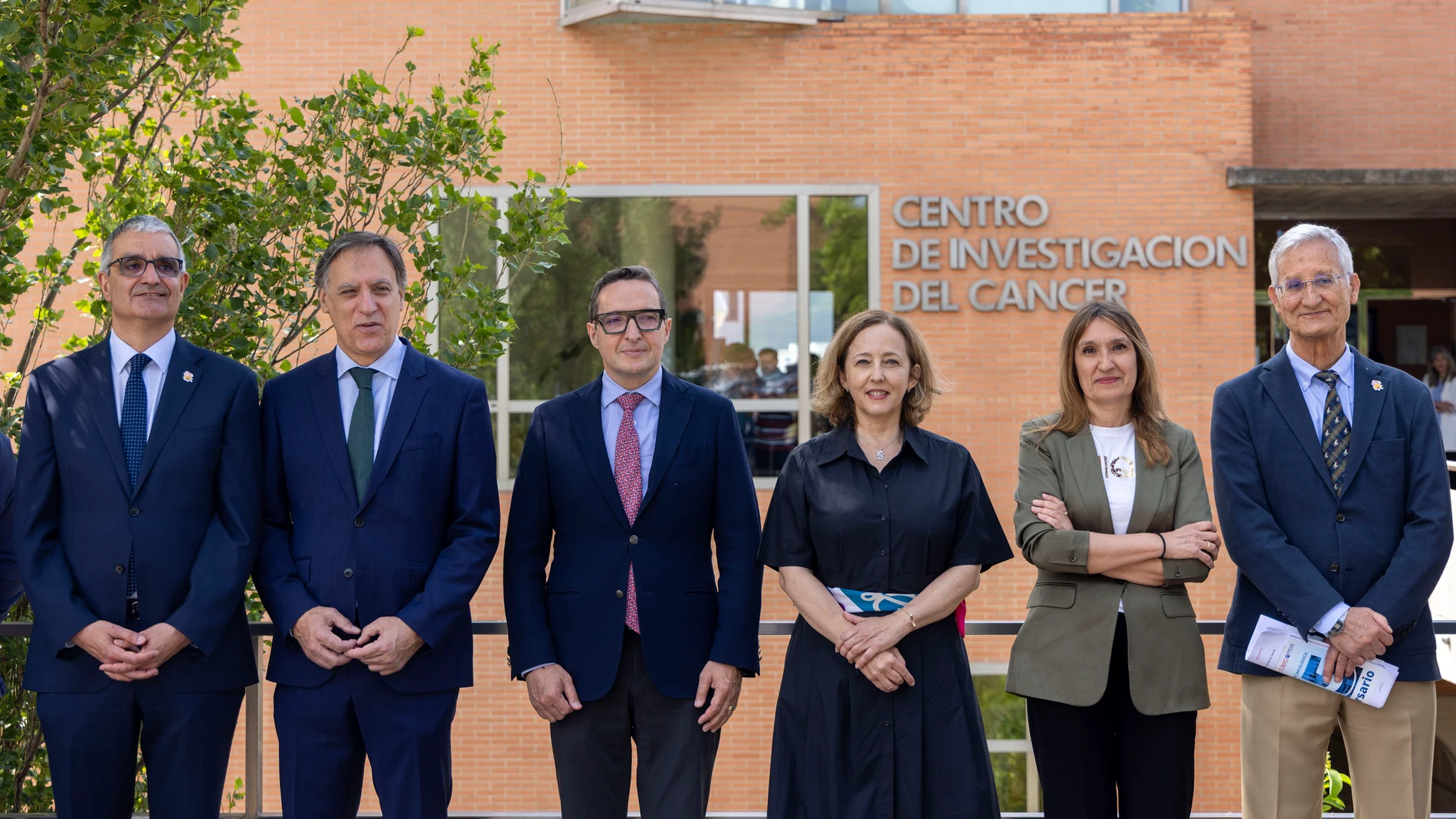 Xosé Bustelo, Gracía, Carbayo, Juan Manuel Corchado, Eloisa del Pino, Rocío Lucas; y Eugenio Santos, antes de participar en el 25 Aniversario del centro