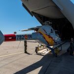 Imagen del A400M "tragándose" un helicóptero acrobáticos del Ejército del Aire.