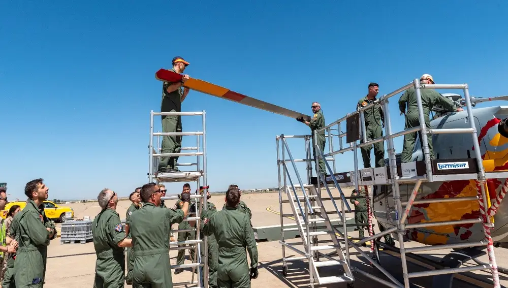 Miembros del Ejército introduciendo el helicóptero en el A-400M.