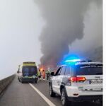los bomberos acudieron a sofocar el incendio de los vehículos