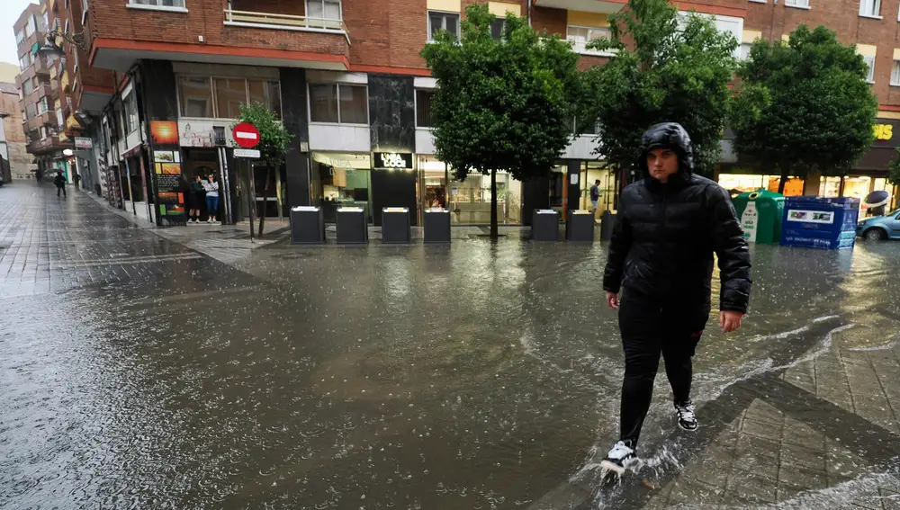 Un intenso aguacero causa al menos 50 incidencias en Valladolid