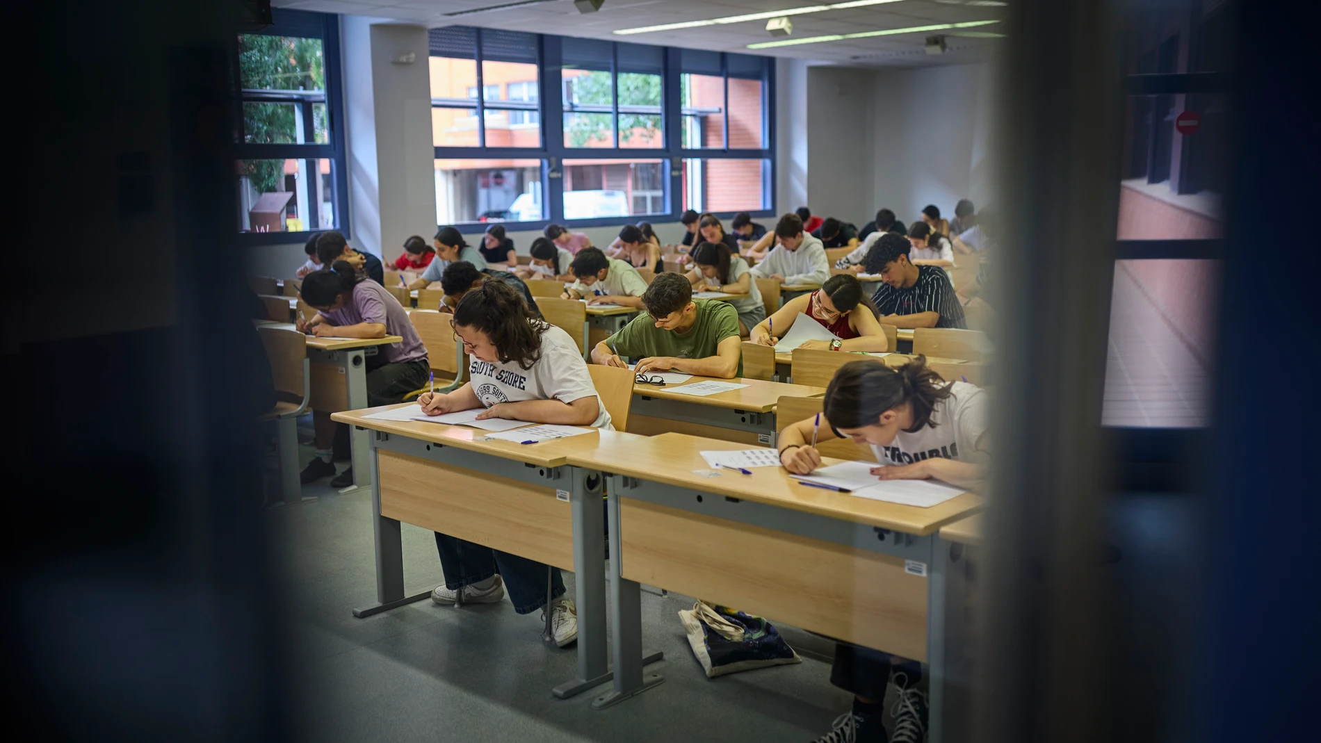 Los días 3, 4, 5 y 6 de junio, un total de 39.801 alumnos madrileños se examinan de la nueva Prueba de Acceso a la Universidad (PAU), antigua EVAU / Selectividad. que este año será más exigente ya que solo habrá un modelo de examen por asignatura y se incluirán más preguntas prácticas, unos cambios que podrían impactar en las calificaciones. En la imagen, estudiantes esta mañana antes de los exámenes en Madrid, en la Facultad de Ciencias Químicas de la Ciudad Universitaria. © Alberto R. Roldá...