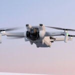 El DJI Mini 3 es un dron ligero y plegable que te permite volar sin necesidad de licencia