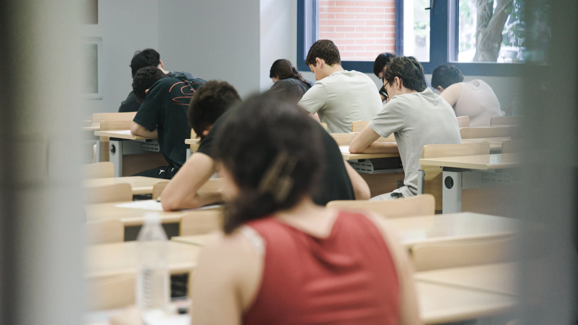 Alumnos durante el primer examen de la PAU 2025, en la Facultad de Químicas, durante la primera jornada de selectividad en Madrid, a 3 de junio de 2025, en Madrid (España). Unos 40.000 estudiantes madrileños se presentan a las Pruebas de Acceso a la Universidad (PAU), que se celebran del 3 al 6 de junio en convocatoria ordinaria y del 1 al 3 de julio en la extraordinaria. Este año han realizado cambios como la elección de preguntas en los exámenes, al menos un 25% serán de tipo competencial y...