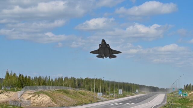 Uno de los aviones despegando desde una autopista