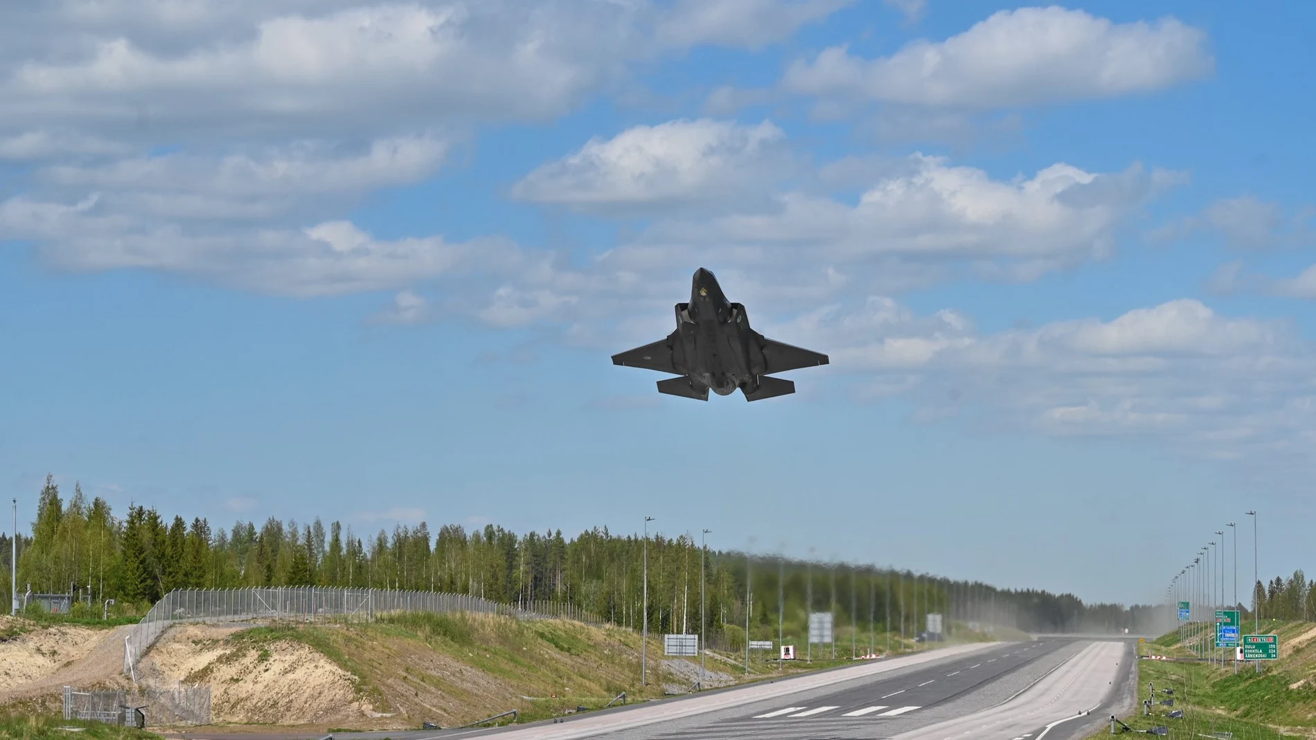 Uno de los aviones despegando desde una autopista