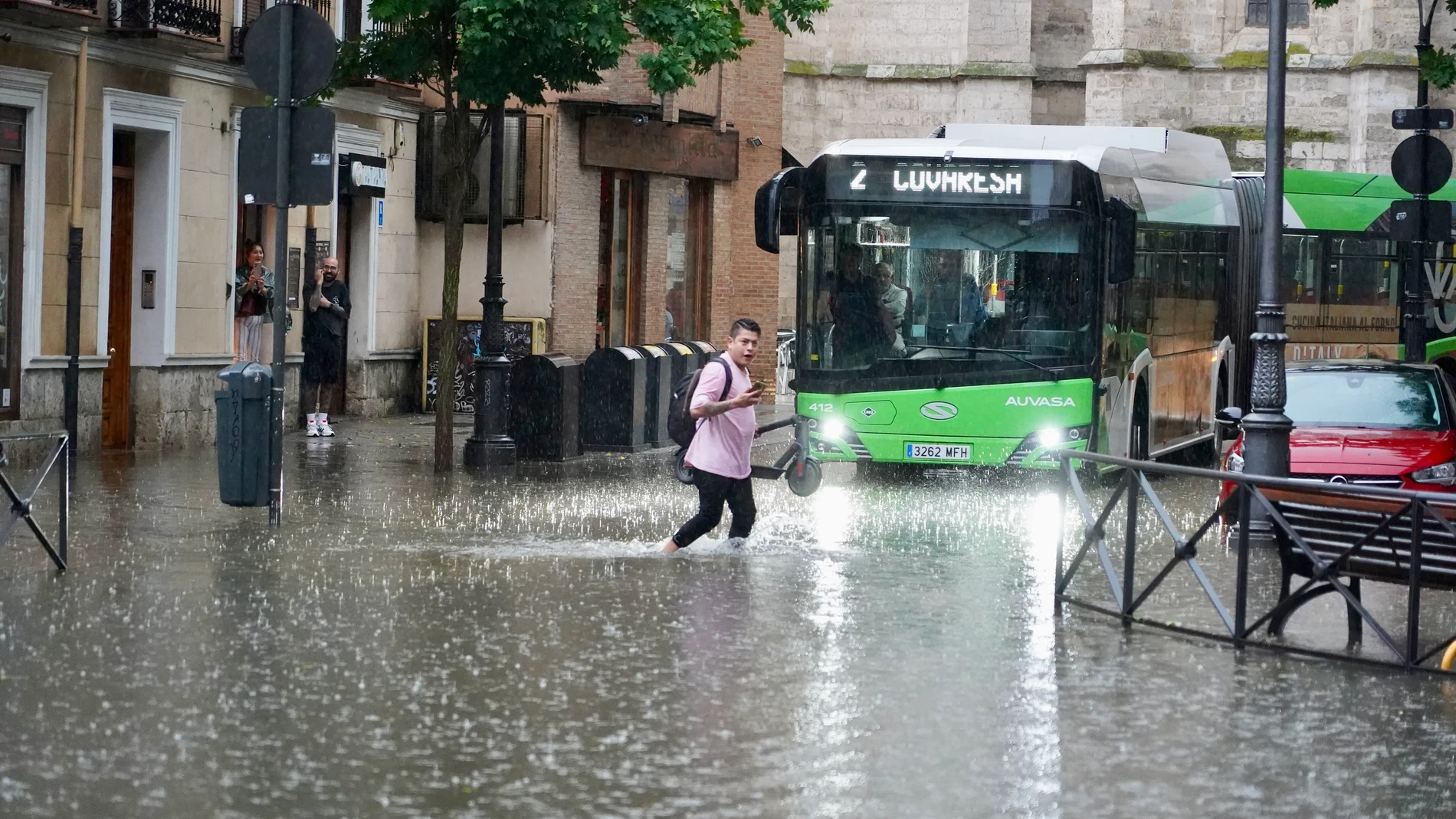 Caos en Valladolid: Una tromba de agua deja turismos atrapados e inundaciones en comercios, garajes y calles