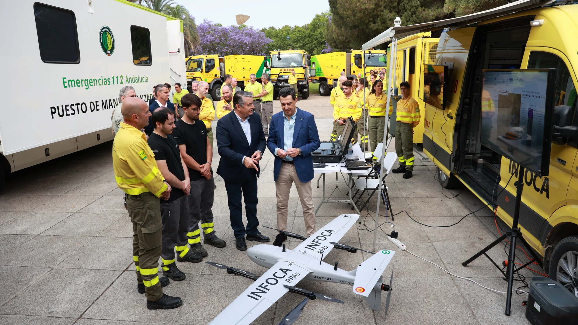 El presidente de la Junta de Andalucía, Juanma Moreno (d) y el consejero de presidencia, Antonio Sanz (d) durante la presentación de la Agencia de Emergencia de Andalucía, A 3 de junio de 2025 en Sevilla, Anadalucía (España). El presidente de la Junta de Andalucía, Juanma Moreno, ha presidido el acto de presentación de la Agencia de Emergencias de Andalucía (EMA) y de la campaña del Plan Infoca para 2025. La iniciativa refuerza la capacidad de respuesta ante emergencias y pone el foco en la p...