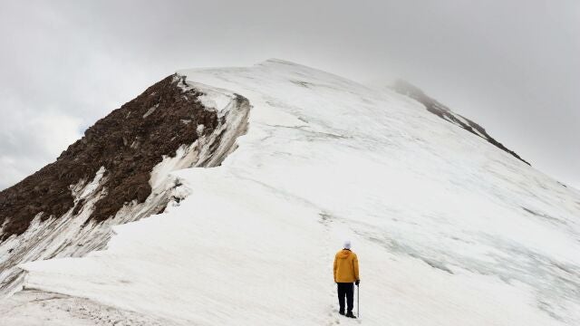Montaña nevada en Kazajstán
