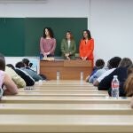 La consejera de Educación, Rocío Lucas, visita junto a la vicerrectora de Estudiantes y Empleabilidad de la Universidad de Valladolid, Cristina de la Rosa, el desarrollo de las Pruebas de Acceso a la Universidad (PAU)