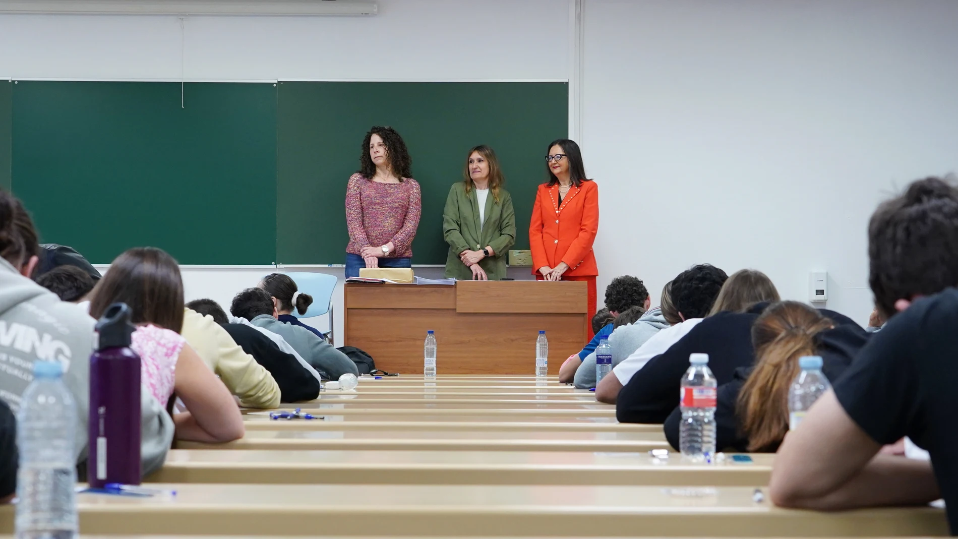 La consejera de Educación, Rocío Lucas, visita junto a la vicerrectora de Estudiantes y Empleabilidad de la Universidad de Valladolid, Cristina de la Rosa, el desarrollo de las Pruebas de Acceso a la Universidad (PAU)