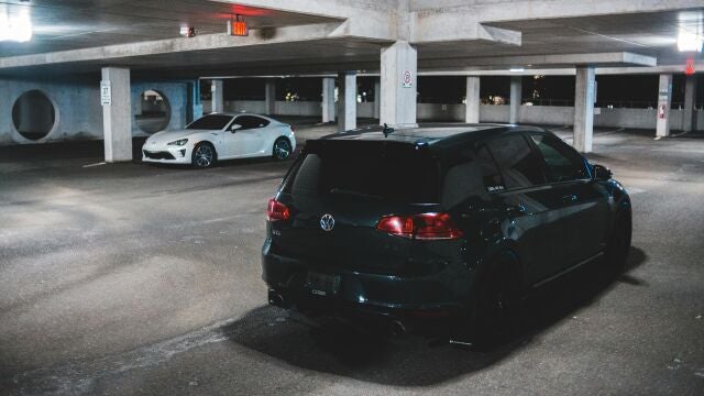 Dos coches aparcados en un garaje
