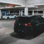 Dos coches aparcados en un garaje