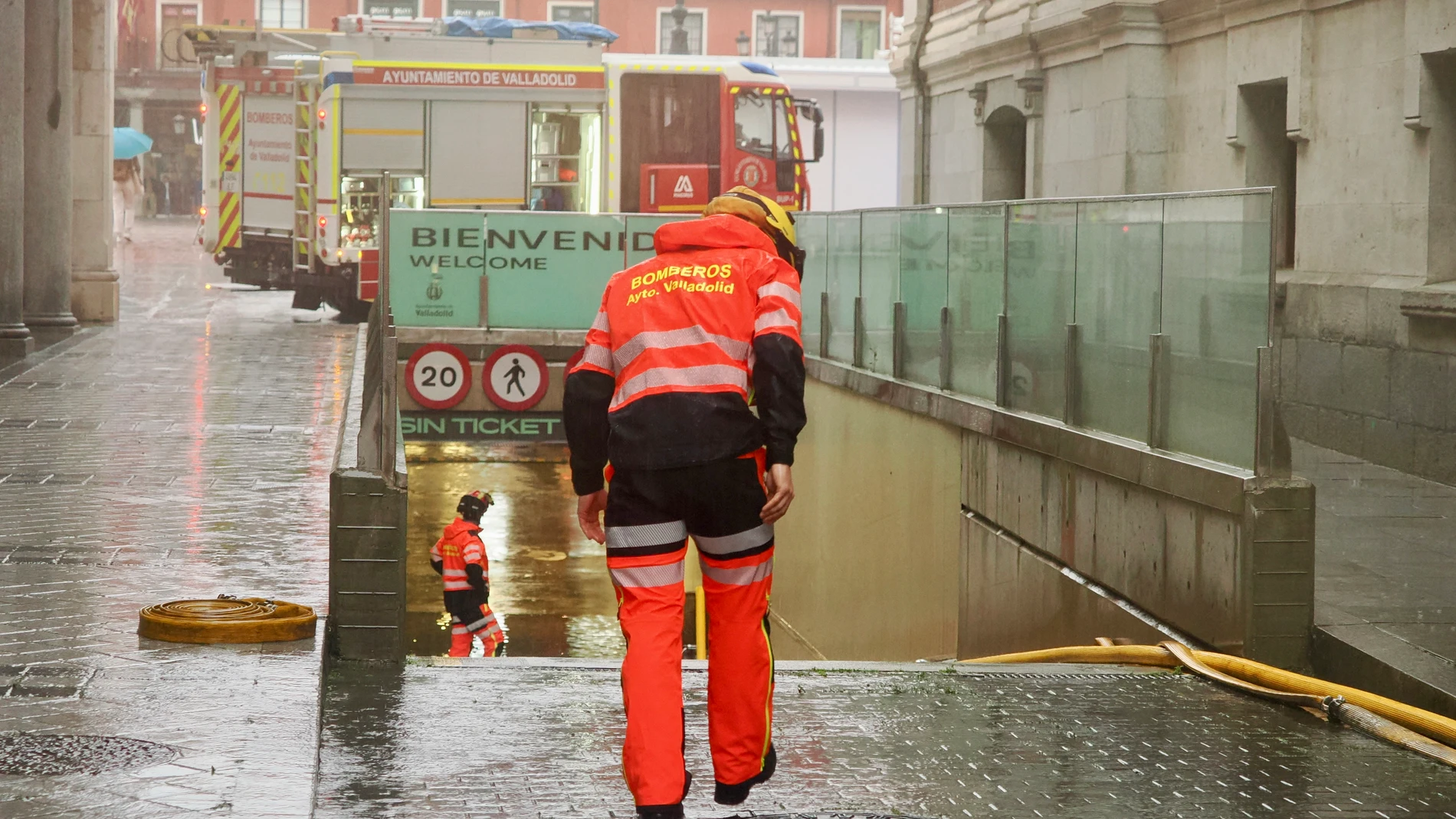 Varios bomberos sacan agua de un parking en Valladolid