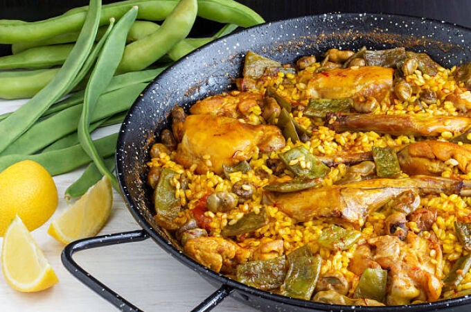 La paella valenciana es uno de los platos más típicos de la gastronomía española 