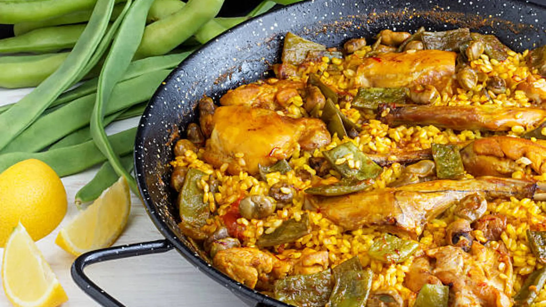La paella valenciana es uno de los platos más típicos de la gastronomía española