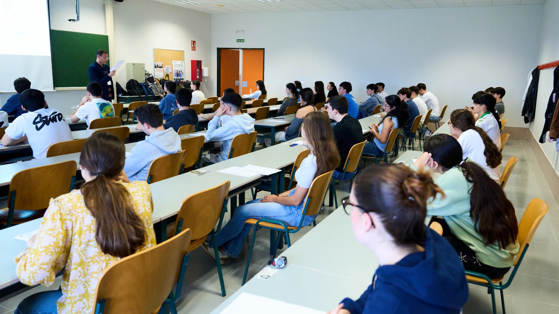 Alumnos de Segundo de Bachillerato durante la primera jornada de la Prueba de Acceso a la Universidad (PAU), en la Facultad de Derecho de la Universidad de Cantabria (UC), a 3 de junio de 2025, en Santander, Cantabria (España). Un total de 3.074 estudiantes cántabros, 2.940 de Bachillerato y 134 de Ciclos Formativos de Grado Superior, se examinan desde hoy y hasta el jueves de la Prueba de Acceso a la Universidad (PAU), la nueva Selectividad. Los exámenes se desarrollarán en catorce sedes, in...