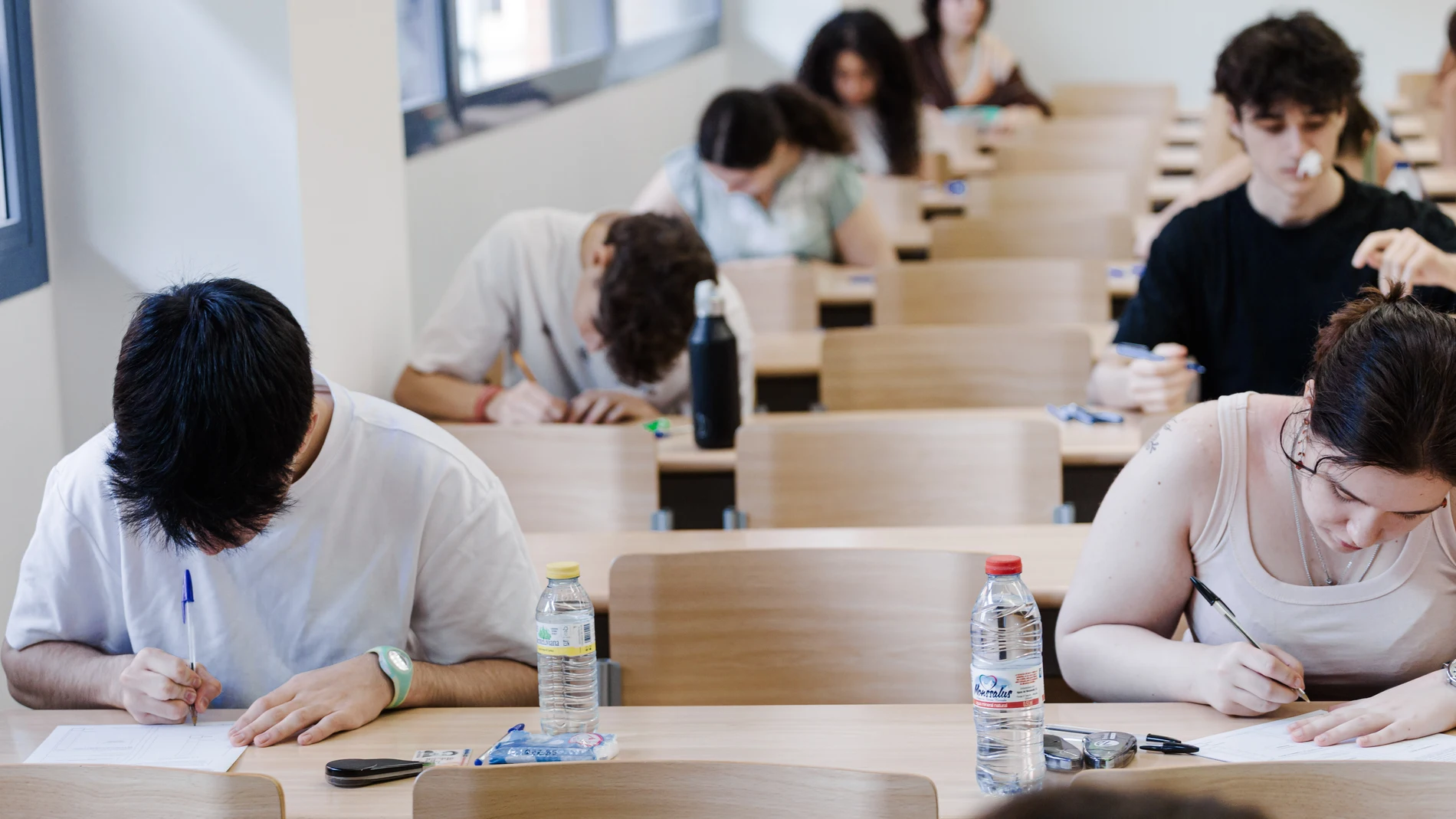 Alumnos durante el primer examen de la PAU 2025, en la Facultad de Químicas, durante la primera jornada de selectividad en Madrid, a 3 de junio de 2025, en Madrid (España). Unos 40.000 estudiantes madrileños se presentan a las Pruebas de Acceso a la Universidad (PAU), que se celebran del 3 al 6 de junio en convocatoria ordinaria y del 1 al 3 de julio en la extraordinaria. Este año han realizado cambios como la elección de preguntas en los exámenes, al menos un 25% serán de tipo competencial y...