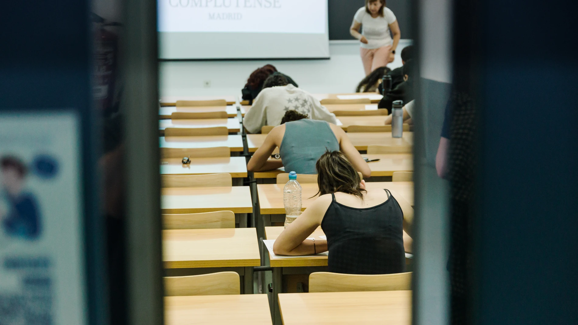 Alumnos durante el primer examen de la PAU 2025, en un aula en la Facultad de Químicas, durante la primera jornada de selectividad en Madrid, a 3 de junio de 2025, en Madrid (España). Unos 40.000 estudiantes madrileños se presentan a las Pruebas de Acceso a la Universidad (PAU), que se celebran del 3 al 6 de junio en convocatoria ordinaria y del 1 al 3 de julio en la extraordinaria. Este año han realizado cambios como la elección de preguntas en los exámenes, al menos un 25% serán de tipo com...