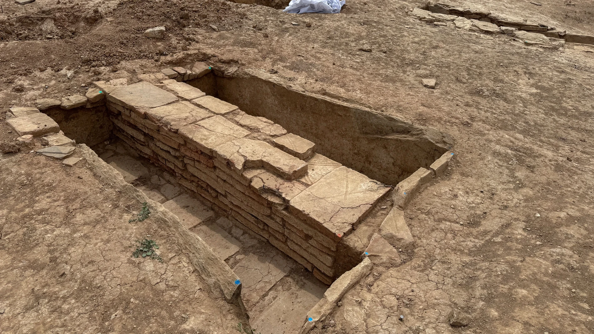 VILLAFRANCA DE LOS BARROS (BADAJOZ), 03/06/2025.- Un equipo técnico compuesto por arqueólogos y antropólogos ha hallado cerca de 60 enterramientos de época romana durante las obras de construcción de la nueva Estación Depuradora de Aguas Residuales (EDAR) de la localidad pacense de Villafranca de los Barros. Según han informado a EFE desde la Consejería de Cultura, Turismo, Jóvenes y Deportes de la Junta de Extremadura, estos hallazgos constituyen un testimonio arqueológico de primer orden so...