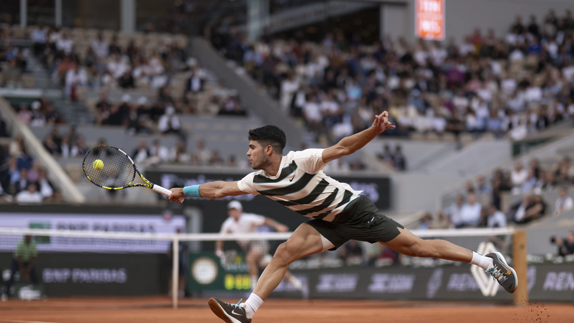 03 June 2025, France, Paris: Spanish tennis player Carlos Alcaraz in action against US Tommy Paul during their Men's Singles quarter final tennis match of the French Open tennis tournament (Roland-Garros). Photo: Jon Buckle/PA Wire/dpa03/06/2025 ONLY FOR USE IN SPAIN