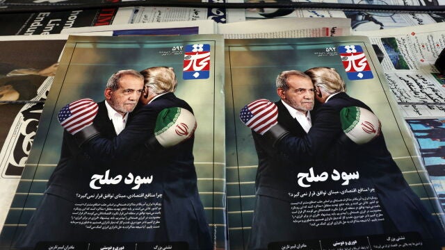  Ejemplares de la revista iraní Tejarat Farda, con el título "El beneficio de la paz" y una imagen del presidente iraní Masoud Pezeshkian y el presidente estadounidense Donald Trump, se ven en un kiosco en Teherán