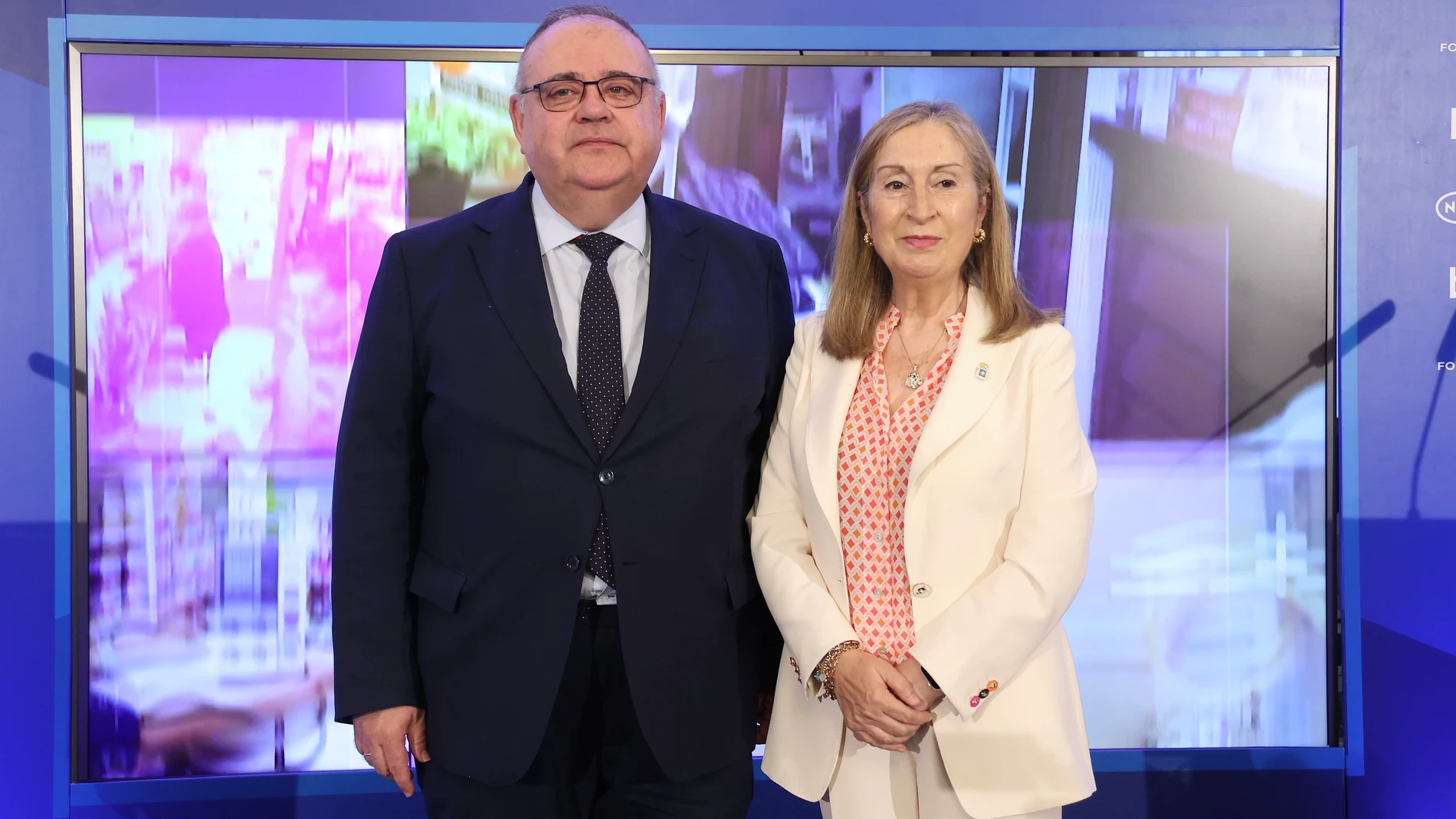 El consejero de Sanidad, Alejandro Vázquez, junto con la exministra Ana Pastor