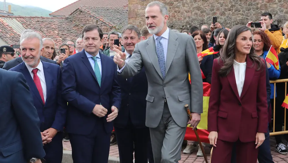 Los Reyes junto a Mañueco durante su visita a la localidad palentina