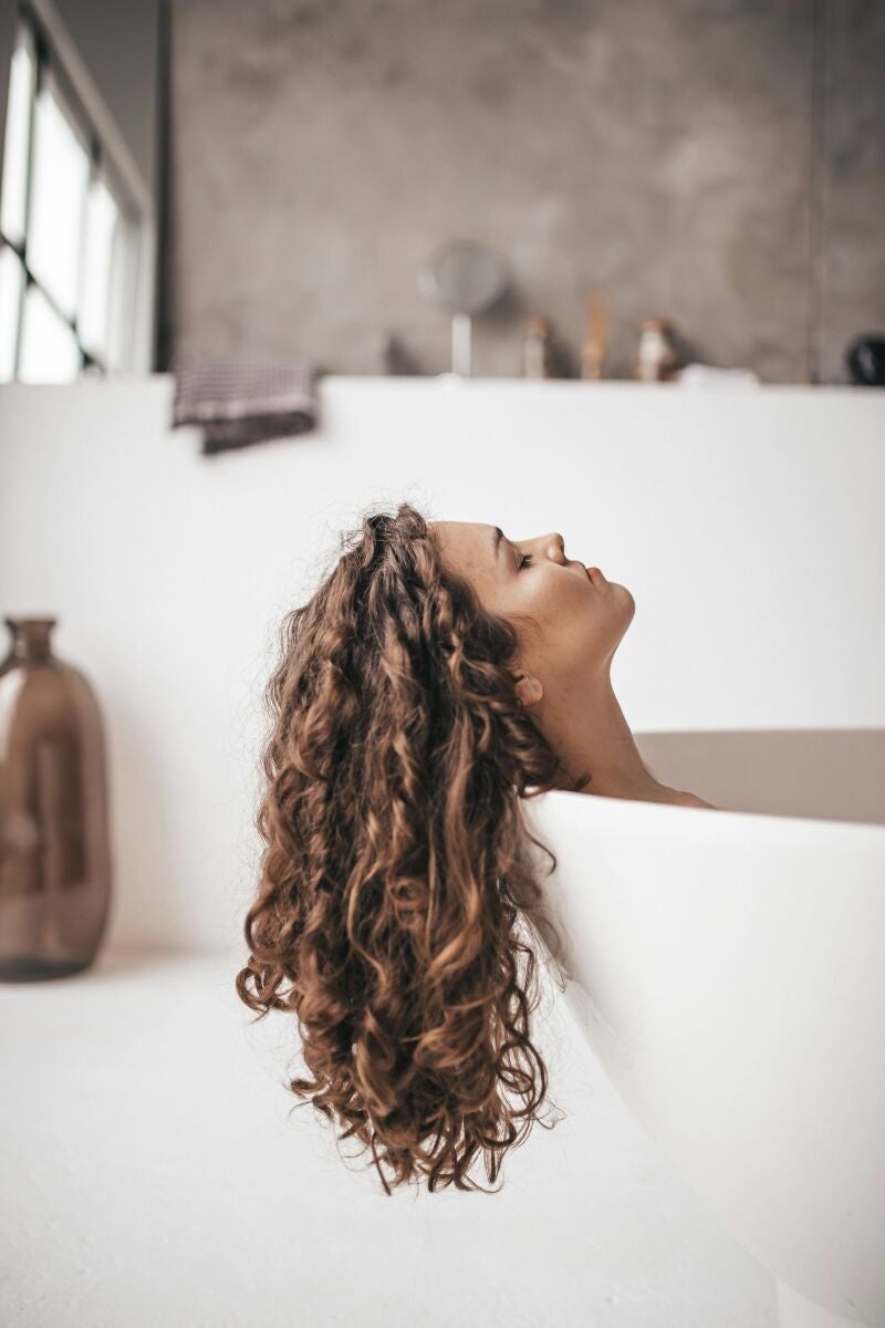 ¿Por qué algunas personas se lavan el pelo con vinagre blanco? Esto es lo que debes saber