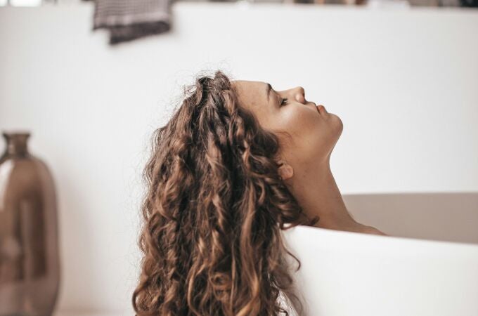 ¿Por qué algunas personas se lavan el pelo con vinagre blanco? Esto es lo que debes saber