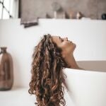 ¿Por qué algunas personas se lavan el pelo con vinagre blanco? Esto es lo que debes saber