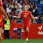 Claudia Pina celebra uno de sus dos goles a Inglaterra en Cornellà