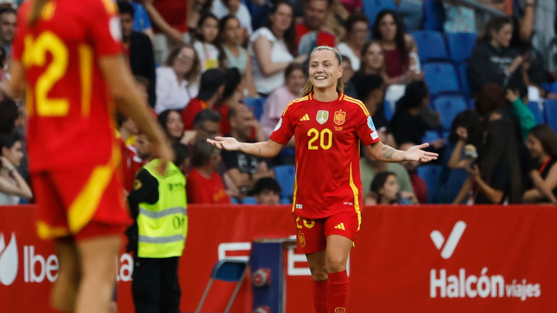 Spain's Claudia Pina celebrates after scoring her side's second goal during the women's Nations League soccer match between Spain and England at the RCD Espanyol Stadium, in Barcelona, Spain, Tuesday, June 3, 2025. (AP Photo/Joan Monfort)